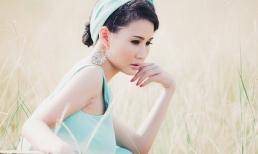 Hoa hậu Sonya Sương Đặng 'đắm mình' giữa đồng cỏ