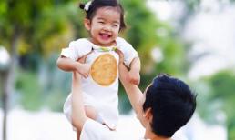 Mẹ con Xuân Lan 'tươi như hoa' xuống phố