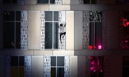 'Người nhện' 70 phút leo tòa nhà 75 tầng bằng tay không