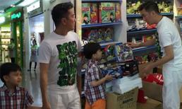 'Bắt gặp' Đàm Vĩnh Hưng đưa con trai đi chơi