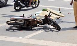 Người chồng ngồi khóc bên thi thể vợ bị xe tông