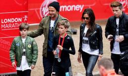 Gia đình Becks mặc đồng phục đến cổ vũ Romeo thi chạy