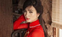 Kim Tuyến đẹp nao lòng trong tà áo dài nền nã
