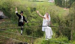 Cặp đôi làm đám cưới... trên dây