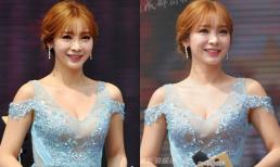 Liễu Nham diện váy cổ chữ V khoe vòng một đầy đặn