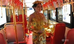 Nô nức tìm vận may với cô gái đeo hàng chục cây vàng