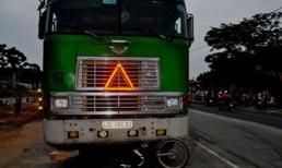 Tài xế bỏ trốn mặc thanh niên thoi thóp dưới gầm xe