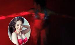 Clip bà bầu Khánh Thi bơi đáng yêu như 'vịt con'