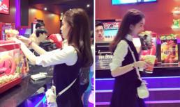 Ngọc Trinh vừa đi vừa hồn nhiên 'cạp' bắp rang bơ 