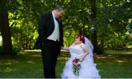 Đám cưới cảm động của cô gái cao 1 m bị bệnh xương thủy tinh 