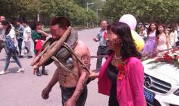 Đám cưới kỳ lạ: Bố mẹ chú rể đeo gông để kéo xe rước dâu