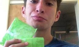 Nổi tiếng nhờ mang băng vệ sinh đi học để cấp cứu cho bạn nữ