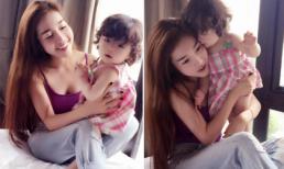 Cadie xinh như thiên thần đáng yêu trong lòng mẹ Elly Trần