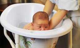 Mẹo dân gian trị rôm sảy cho bé mùa hè cực nhạy