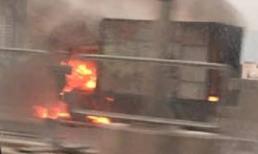 Xe tải cháy ngùn ngụt ở đường cao tốc trên cao