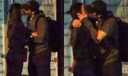 Bạn gái cũ Ronaldo hôn đắm đuối 'người yêu mới' trên phố