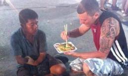 Những 'ông Tây' có hành động đẹp khiến cộng đồng cảm động
