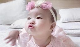 Con gái Lý Hải chu môi tạo dáng cực yêu