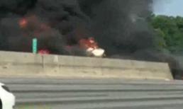 Máy bay rơi, bốc cháy ngùn ngụt trên đường cao tốc khiến 4 người chết