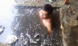 Hình ảnh cảm động về nghề ngụp lặn trong cống rãnh