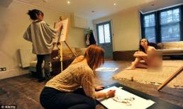 Sinh viên phải cởi bỏ hết quần áo trước thầy để được tốt nghiệp gây bức xúc