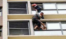 Ngộp thở với khoảnh khắc giải thoát cậu bé mắc kẹt ở tầng 11