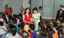 Huỳnh Thúy Anh gây xúc động khi tự tay đi quyên góp từ thiện