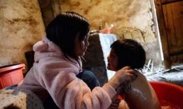 Cuộc sống cơ cực của 'bà mẹ nhí' 13 tuổi dễ thương