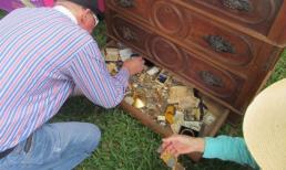 Mua tủ đồng nát vớ được vàng và trang sức