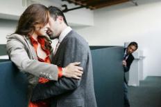 Trót ngoại tình với đồng nghiệp trẻ, tôi phải làm sao đây?