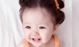 Cadie cười hớn hở khoe răng sữa cực yêu