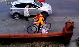 Kinh hoàng bé gái 3 tuổi bị xe đạp kéo lê mặt hơn 3m trên vỉa hè 