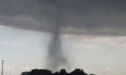 Hình ảnh chân thực trận lốc xoáy dữ dội bất thường tại Hà Nội