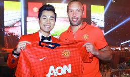 Nguyên Khang hào hứng giao lưu cùng danh thủ Mikael Silvestre
