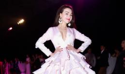 Trà Ngọc Hằng vất vả mặc đầm nặng hơn 150kg vải của Lý Quý Khánh