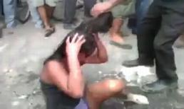 Cô gái 16 tuổi bị dân làng đánh đập và thiêu sống