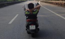 Phản cảm thanh niên vừa lái xe bằng chân vừa trêu người đi đường