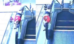 Rùng mình: Bé 2 tuổi ngã từ tầng 2 xuống khi nghịch thang cuốn