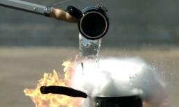 Chuyện gì xảy ra khi đổ nước vào chảo dầu đang nóng già