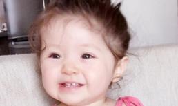 Cadie cười tít mắt khi được chơi đùa với cá