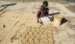 Cuộc sống khốn khó của người dân nghèo làm bánh bùn để ăn