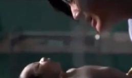 ‘Bé hồi sinh nhờ vòng tay mẹ’ - Clip lấy nước mắt của triệu con tim