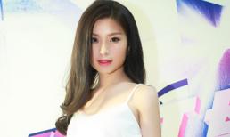 Á hậu Diễm Trang diện mốt áo ngủ đi nghe nhạc  