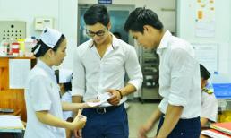 Siêu mẫu Võ Minh Thành nhễ nhại mồ hôi đi thăm các bệnh nhi nhân ngày 1/6