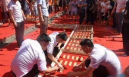 Xếp vàng thành lối đi gây chú ý trong ngày khai trương