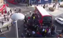 Nhấc bổng xe buýt 12 tấn cứu nạn nhân mắc kẹt