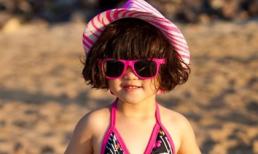 Con gái Thúy Nga diện áo tắm 'khoe dáng' giữa cát vàng