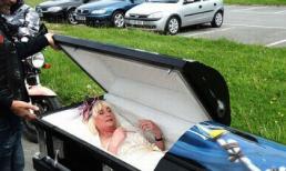 Dùng quan tài làm xe cưới gây sốc 