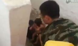 Nghẹt thở với khoảnh khắc giải cứu bé sơ sinh bị mắc kẹt dưới hố chứa phân