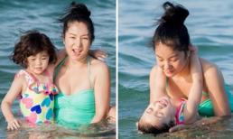 Mẹ con Thúy Nga diện áo tắm vui đùa trên biển